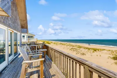 Image de Fun beachfront home w/shared pool, WiFi, private washer & dryer, central Ac