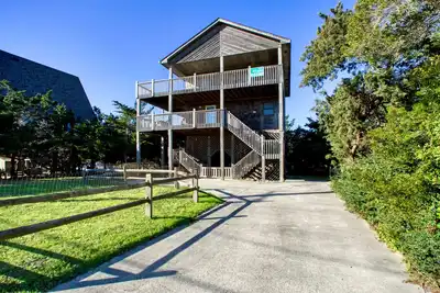 Image de Comfortable & convenient home between beach & sound with pool, balconies & Ac