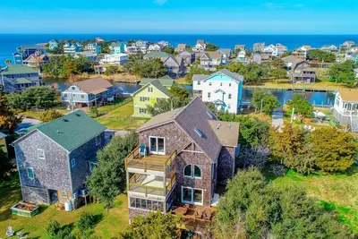 Image de Canal-front home w/game room, private washer/dryer, WiFi, deck