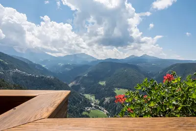 Image de \"Gamperhof - Appartement Latemar\", avec vue sur les montagnes, jardin et Wi-Fi.