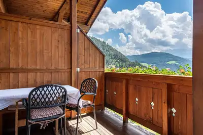 Image de \"Gamperhof - Appartement Planet\", avec vue sur les montagnes, jardin et Wi-Fi.