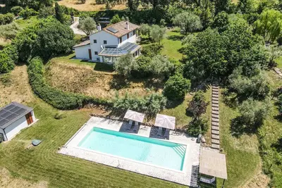 Image de Villa avec piscine privée, jardin clôturé. Endroite calme avec vue panoramique