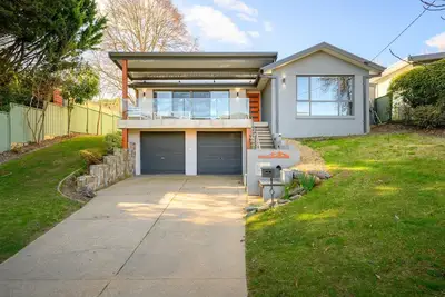 13 Mountbatten - Modern, Fun and Stylish Pet Friendly Home in Central Bright