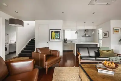 Art House on Elm - The Art inspired Townhouse on Elm, featuring 3 bedrooms and 3 bathrooms
