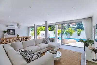 Image de Big & Stylish 5 Bedroom Pool/Garden Villa with Beach Access and Community Pools