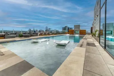 Image de Luxury Rainey High-Rise | Rooftop Pool & Gym