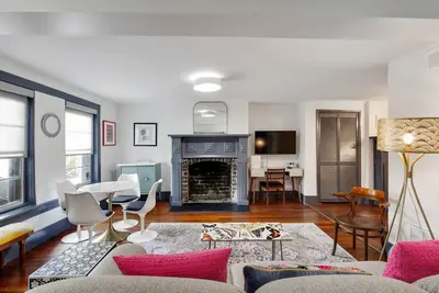 Image de Ground Level Apartment in City Center by Perry Lane Hotel