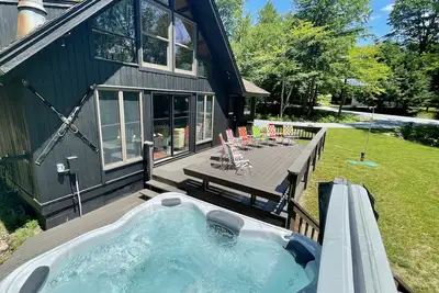 Image de Retro A-Frame Mountain Chalet with Hot Tub – 7 Min to Killington K1 Lodge