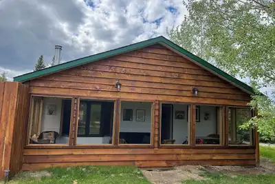 Image de Charming Cottage with Hot Tub!