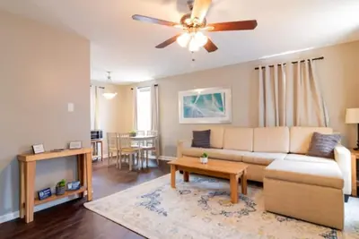 Image de Centrally Located - The Delightful Doubles Unit B