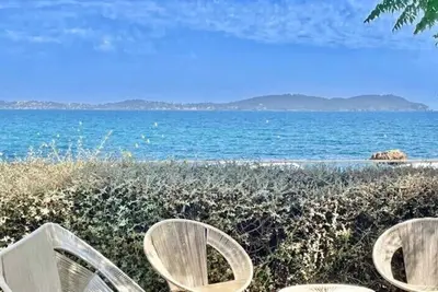 Image de Villa « La plage » pieds dans l’eau, à 6 m de la plage. Aéroport/gare Tgv à15 mn