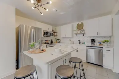 Image de Modern 4 Br Apt - Mins to Usc, Zoo & Ft Jackson