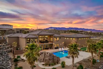 Image de Large 9 Bedroom Home w/Private Pool, Indoor Sports Court & Arcade Room