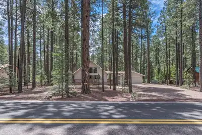 Spacious A-frame cabin, 3br, 3ba, two Ensuites backing to the forest! King Br