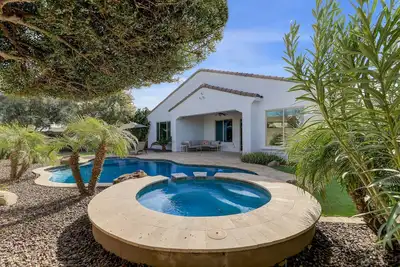 Image de Luxury Modern Living with Heated Pool & Spa