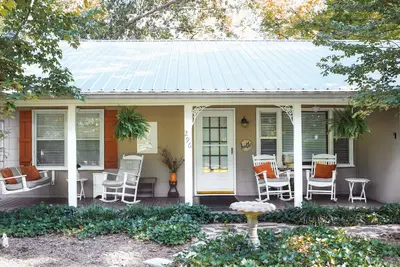 Image de Deerfield Cottage where one can often see Deer in both the front and back.