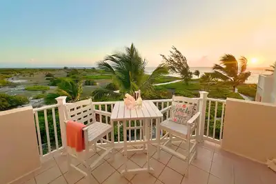 Image de Oceanfront Penthouse Oasis— Hot Tub, Pool, Paddleboards & Stunning Balcony Views