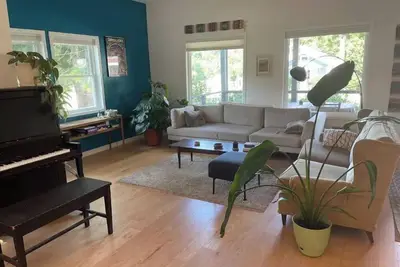 Image de Warm, 3-bedroom home near downtown. Natural light!