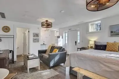 Marr Manor - Studio B&B downtown