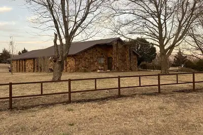 Image de Western themed home on the hill in the country!