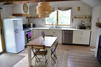 Image de Hopkins Scandinavian Simplicity house with double sided fireplace