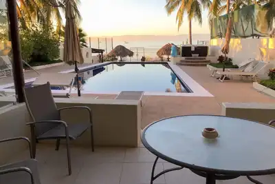 Image de Beachfront condo - steps to sand and surf