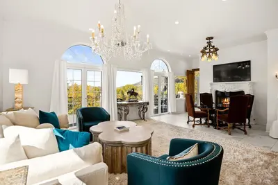 Image de Exquisite pet friendly home, 5 blks from Gondola with stunning views! !