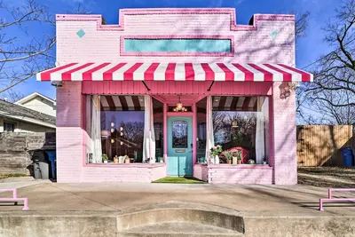 Image de Unique, Themed Tulsa Escape ~ 2 Mi to Downtown!