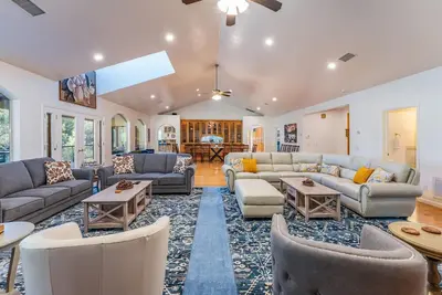 Image de Big Oak Manor w/movie theater, hot tub, sleeping for 20!