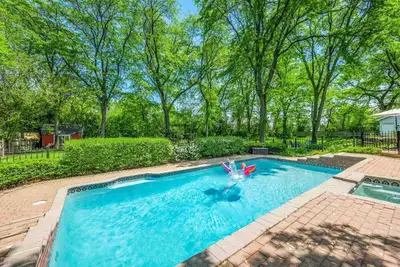 Image de Designer Home: Heated Pool, Hot Tub, 4 Kings, Near Chicago