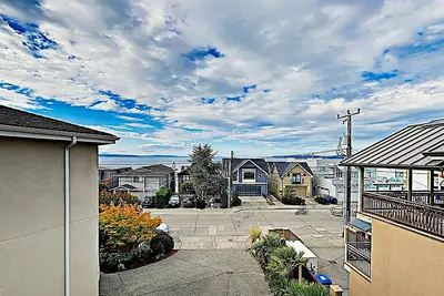 Image de Chic Alki Point Retreat w/ 2 Bay-View Balconies - Walk to Beach and Eateries