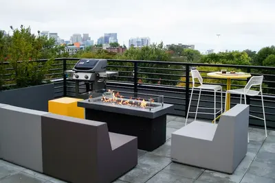 Trendy Capitol Hill condo with beautiful courtyards, 1 block to Volunteer Park