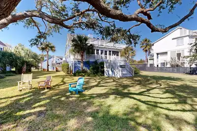Image de Charming 2, 704 Square Foot Beach Home with Balconies & Lush Yard