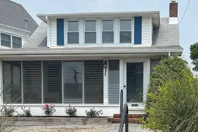 Image de The  warm ocean breezes are calling your name!