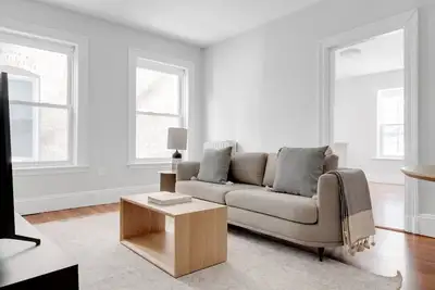 Image de Huge 2b in desirable & quiet area. Near grocery and T-stop by Blueground