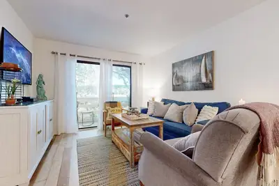 Image de Beachy Bliss | 300 Yards to Folly Field Beach | Pool, Spa, Racquetball