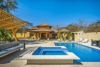 Image de Casa Amarilla is a beautiful home just minutes away from Playa Avellanas