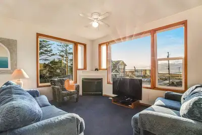 Image de Ocean view home with WiFi, gas fireplaces, private washer/dryer, and foosball