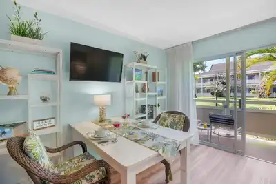 Image de Cool Island Oasis: King-Size Bed + Central A/C Just a Stroll to Shore