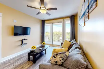 Image de Bright condo with lagoon pool, hot tub, golf, private W/D & central Ac