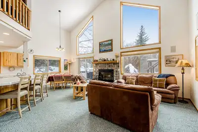 Image de Cottage with gas grill, WiFi, fireplace, access to hot tub, pool, tennis court