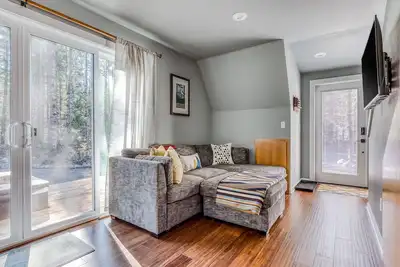 Image de Secluded 2-story cabin w/private hot tub, firepit, gas grill, washer/dryer, deck