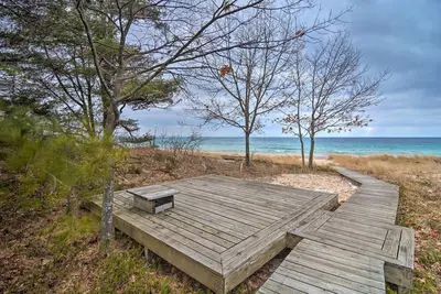 Image de Idyllic Northport Cottage, Walk to Lakeside!