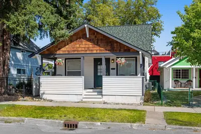 Lovely downtown home near the lake with WiFi, full kitchen, backyard & W/D
