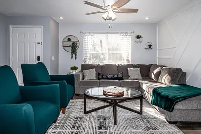 Whitemarsh Oasis: Stylish 3 Br King with Hot Tub! Minutes to Dt & Beach! ❤️ Pets!