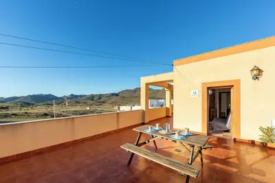 Image de Appartement \"Las Cuatro Lunas\", avec vue montagnes, terrasse et climatisation.