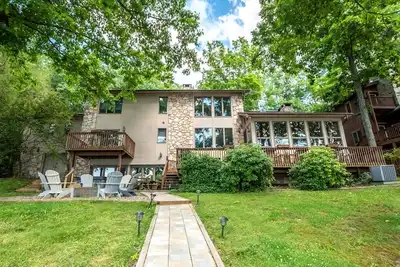 Image de Gone Fish Inn | Lakefront, Private Dock, Hot Tub