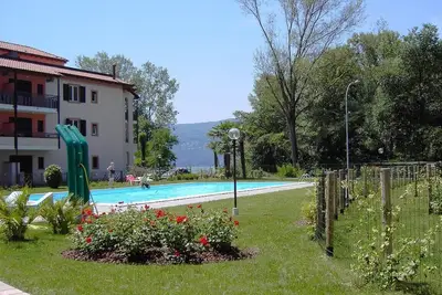 Image de Apartment with private garden two steps from the lake.