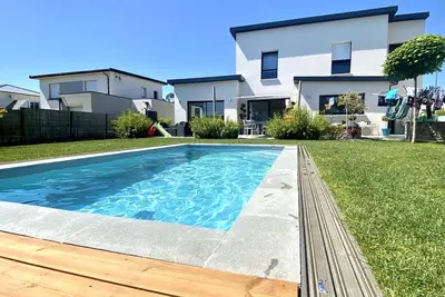 Image de Maison récente avec piscine