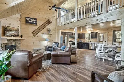 Image de No Stairs Cabin - Sleeps 10 - Hot Tub + Game Room - Near Pigeon Forge